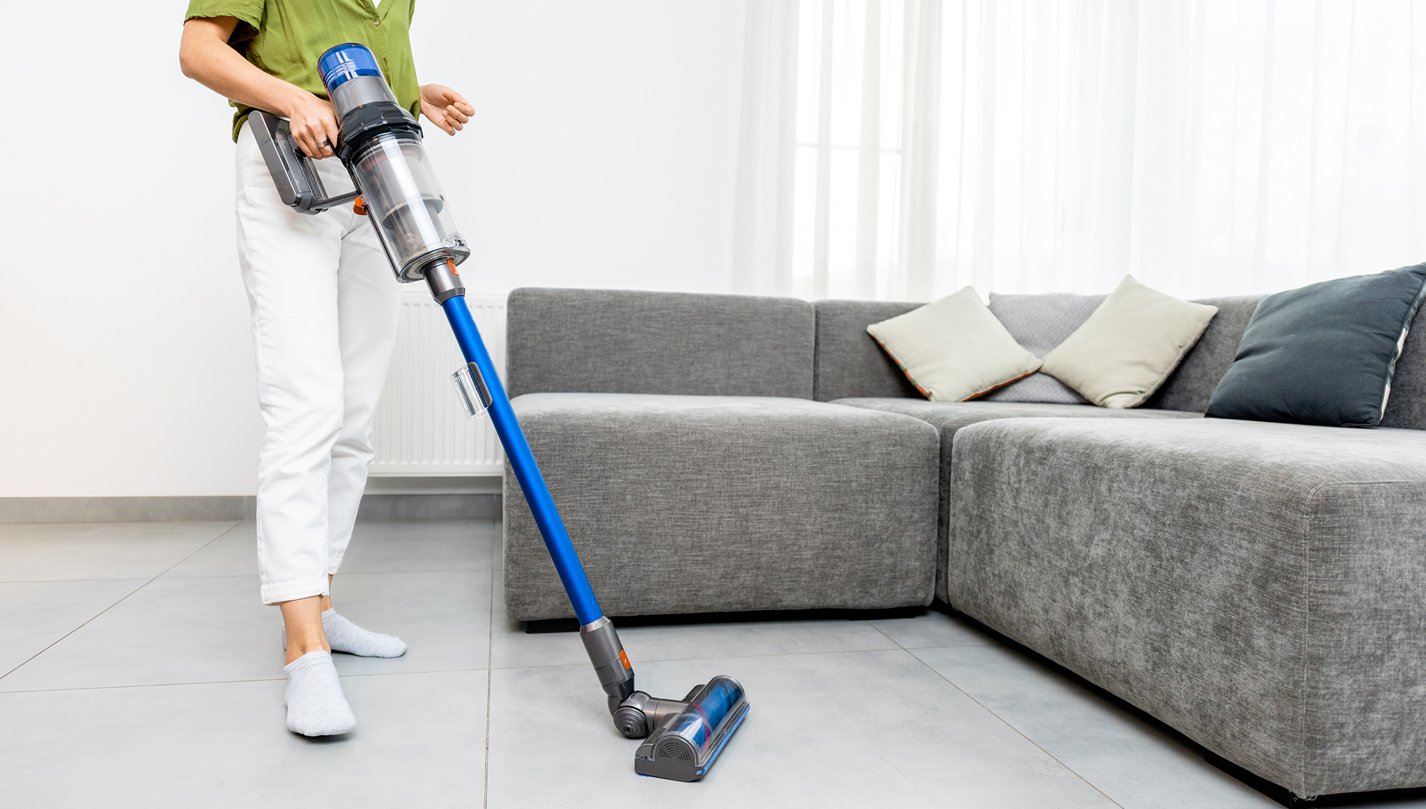 Лучший моющий вертикальный пылесос 2023. Пылесосы всех видов. Women with Cordless Vacuum Cleaner. Пылесос стоковые фото. Manufacture of a New Mold of the effektiv autonomio 500x Cordless Vacuum Cleaner Charging Station.