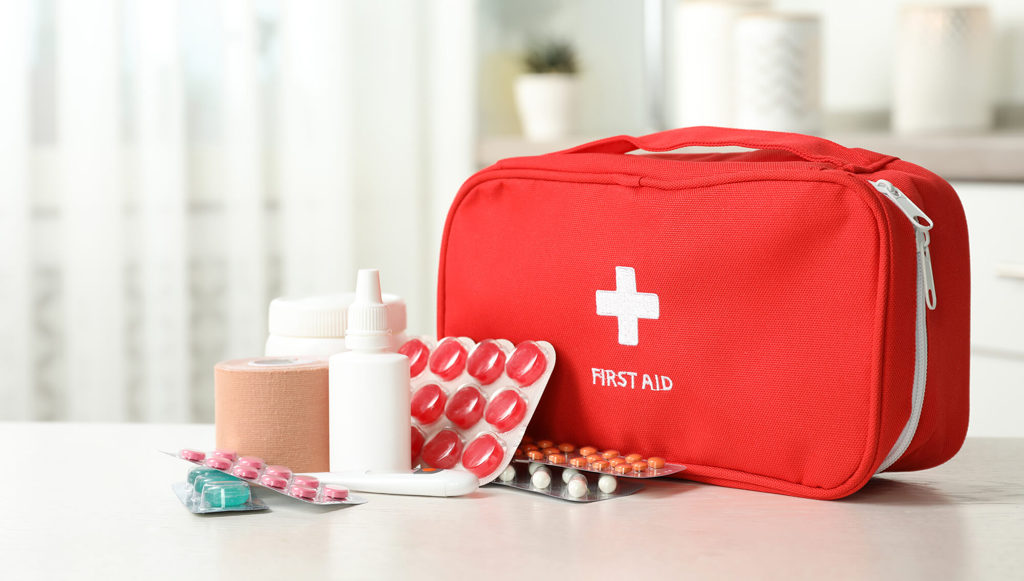 Таблетки собран. First Aid Kit. Аптечка в путешествие. Домашняя аптечка красивая. Аптечка с лекарствами.